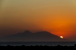 Sun hides behind Pico de Fogo Photo by: Rey Perezoso CC BY-SA 2.0