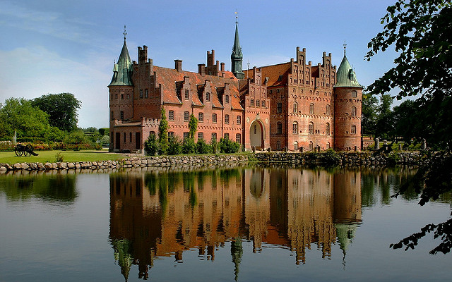 Egeskov Castle, Funen, Denmark Photo by Malene Thyssen, http://commons.wikimedia.org/wiki/User:Malene CC BY-SA 2.5